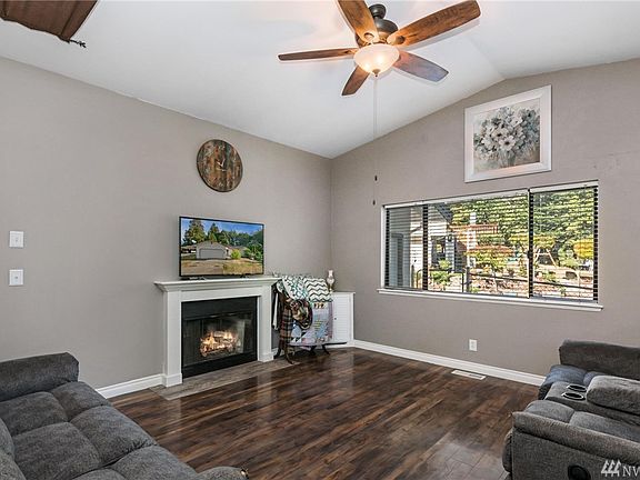 3rd image of 1089 NE Shadybrook Ct
