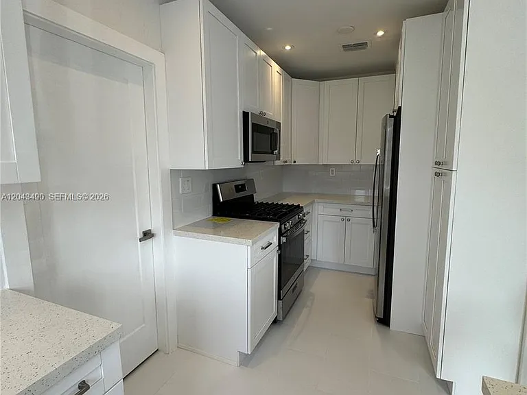 951 E 32nd St — Photo 6