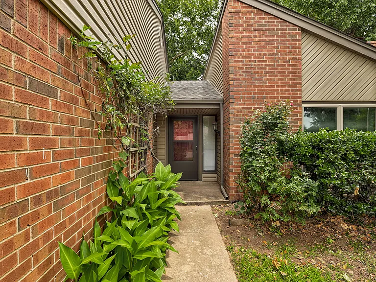 605 Springwood St — Photo 2