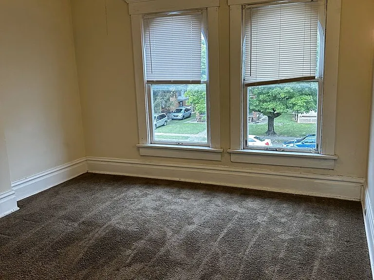 1638 Summit St — Photo 8