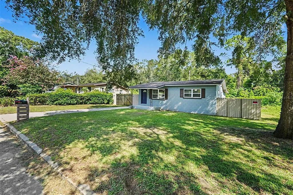 3 bed, 2.0 bath, 1100 sqft, $1,800 — Photo 2