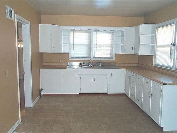 4th image of 9520 Kennedy Ave