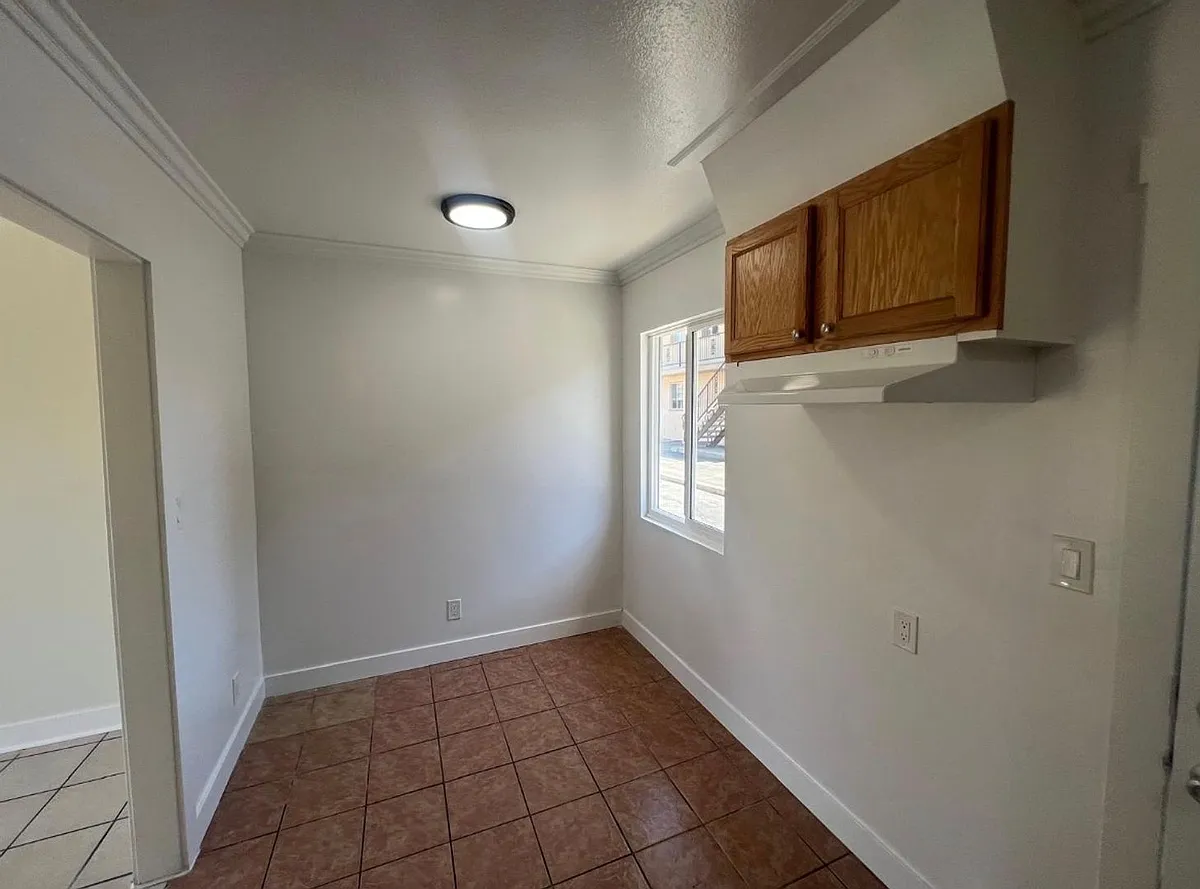 Building Photo - 428 N Poplar Ave