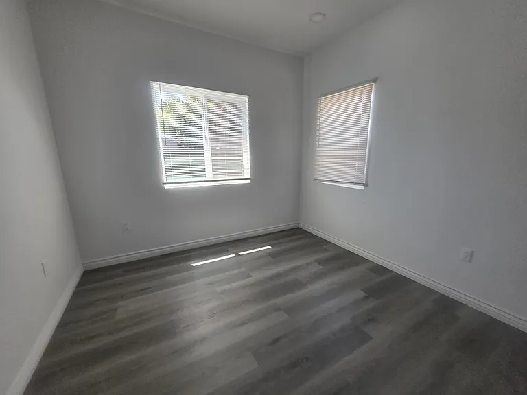 Roxbury Dr — Photo 14