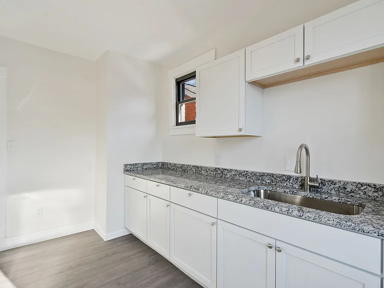 111 Kaplan Avenue — Photo 13