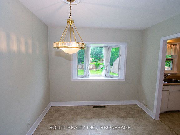 5th image of 25 Elm Ridge Dr