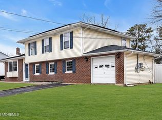 9 Chatham Dr, Howell, NJ 07731