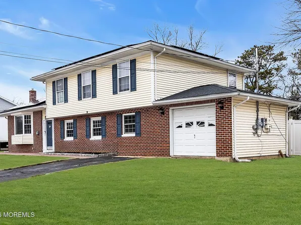 9 Chatham Dr, Howell, NJ 07731