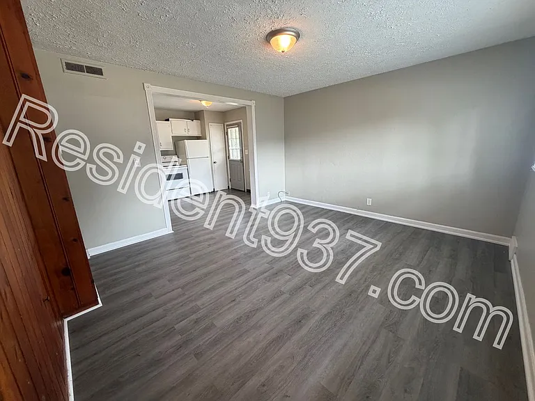 1047 Blakley Dr — Photo 5