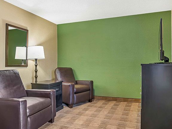 1 Bedroom Suite - 1 Queen Bed