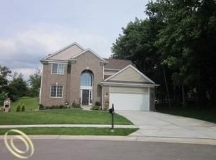 132 Spruce Ln, Rochester, MI 48307