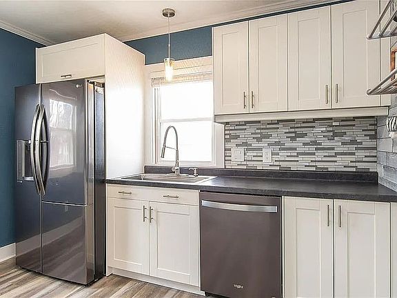 2nd image of 1315 Main St