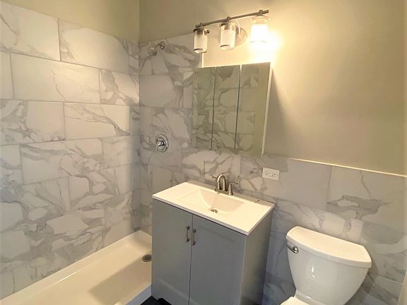 4th image of 2554 W Diversey Ave