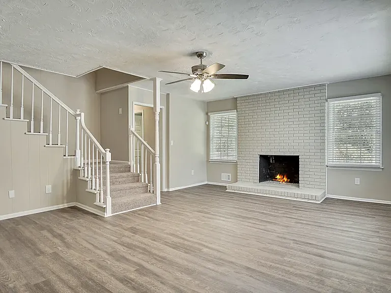 2416 Wood Hill Ln — Photo 12