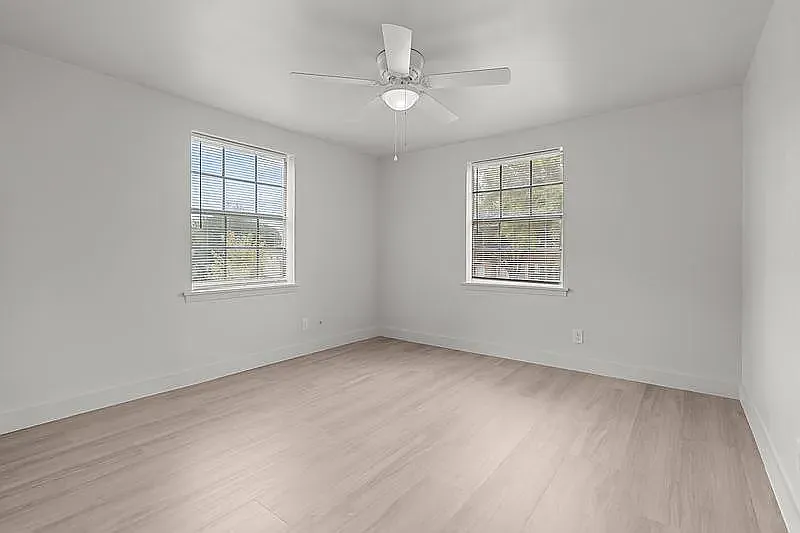 517 W Houston St — Photo 4