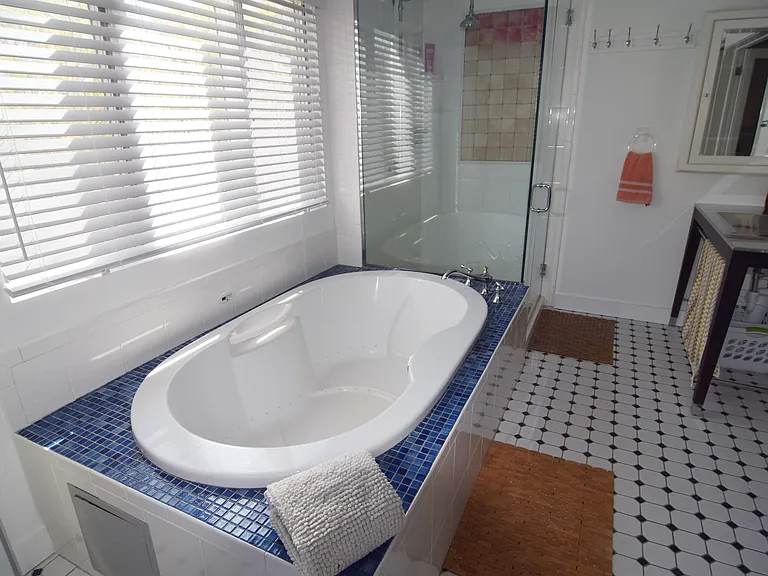 Island View Dr E — Photo 16
