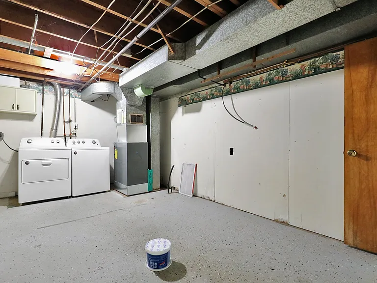 Laundry room + newer furnance (2022)