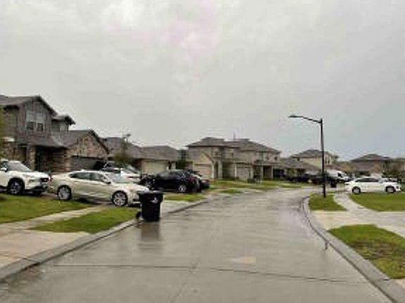 Exterior Neighborhood (street photo)