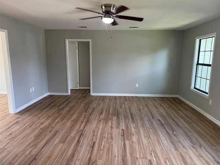 411 N Baron St — Photo 3