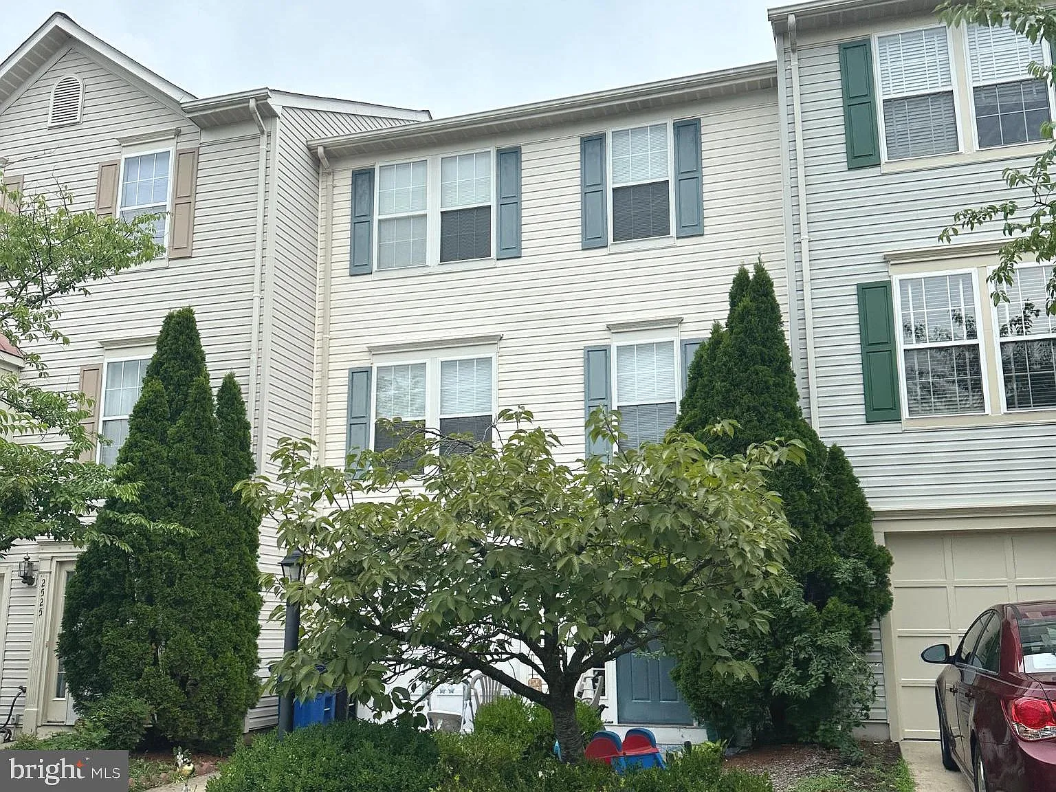 3 bed, 2.5 bath, 2070 sqft, $2,900 — Photo 1