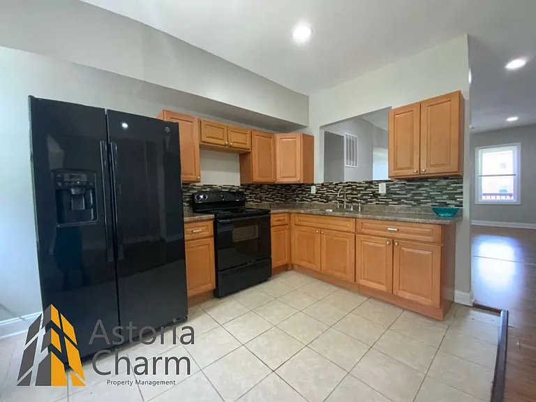 730 N Edgewood St — Photo 2