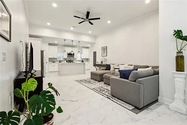 3 bed, 2.0 bath, 1702 sqft, $2,400 — Photo 2