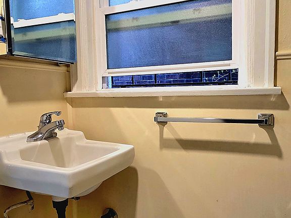 4th image of 301 Belmont Ave E #303C