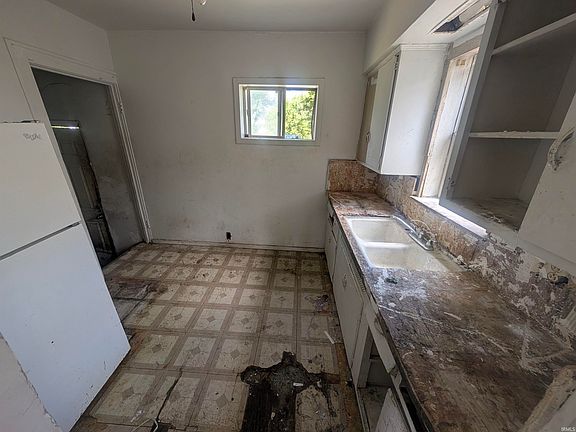 4th image of 1323 W Sample St