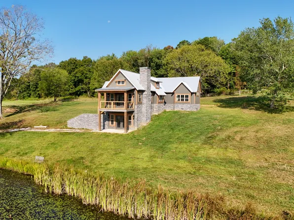 26 Edgewood Dr, East Bernstadt, KY 40729