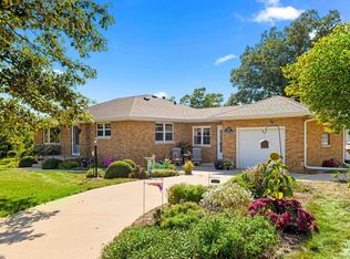 102 Edgewood Rd, Eureka, IL 61530