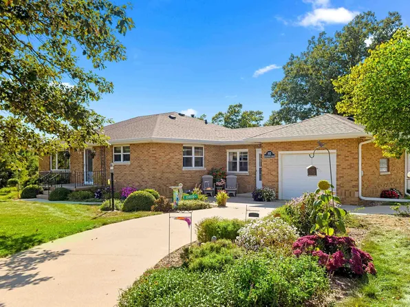 102 Edgewood Rd, Eureka, IL 61530