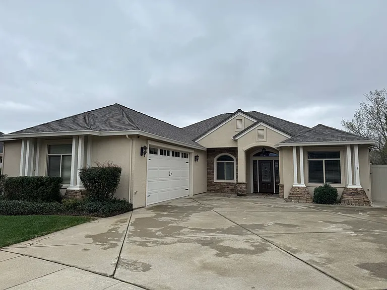 1170 Sunriver Ln — Photo 2