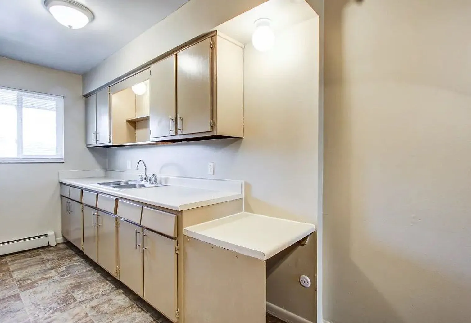 Country Club Apartments — Photo 4