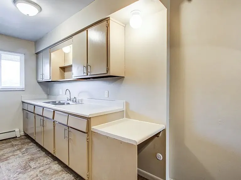 Country Club Apartments — Photo 4