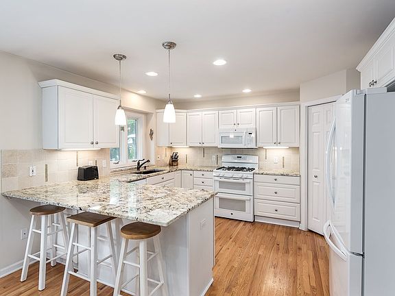 5th image of 1402 Foxwood Dr
