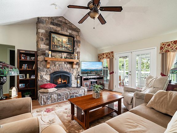 3rd image of 884 River Cliff Dr