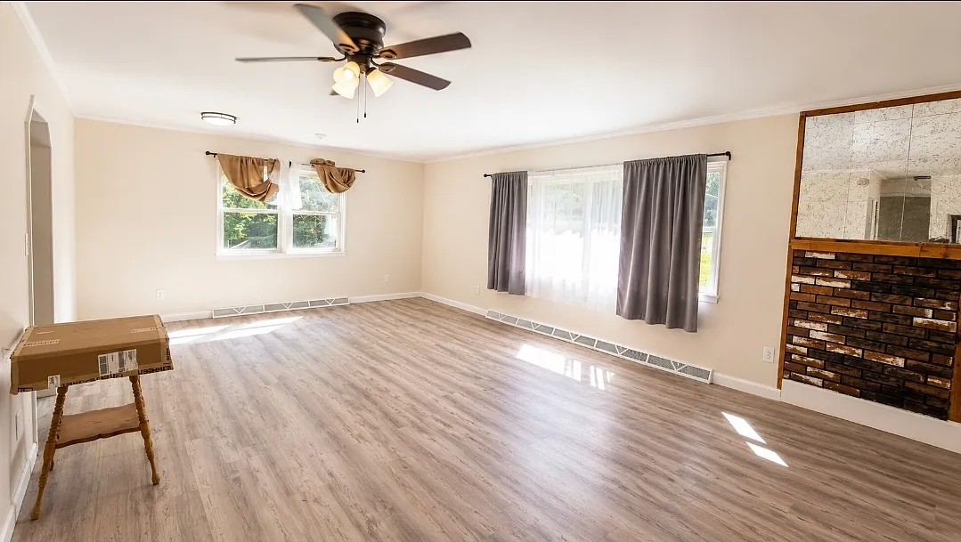 3 bed, 1.5 bath, 1350 sqft, $2,400 — Photo 3