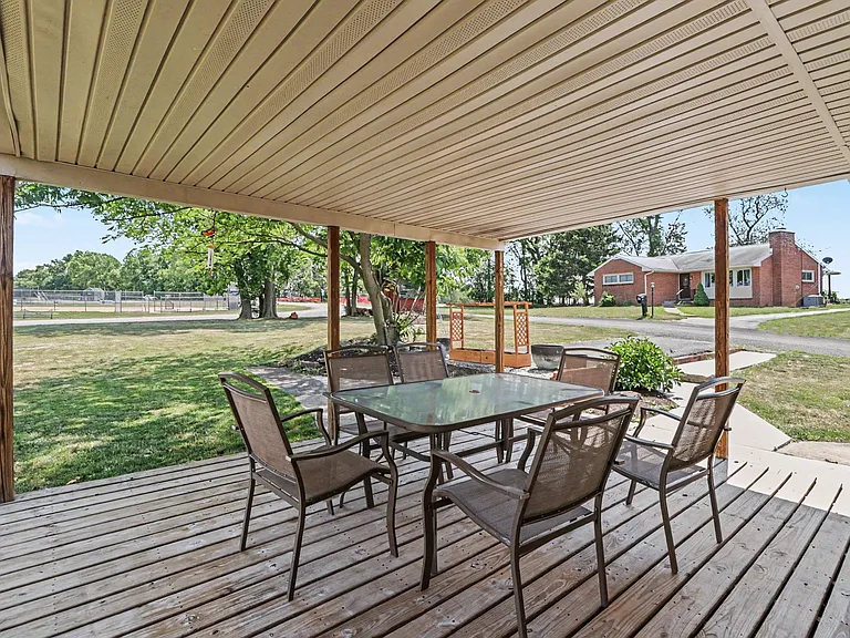 105 Maple Dr — Photo 12