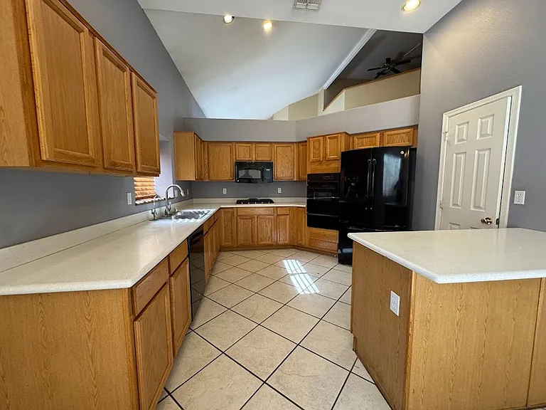1510 E Charleston Ave — Photo 8