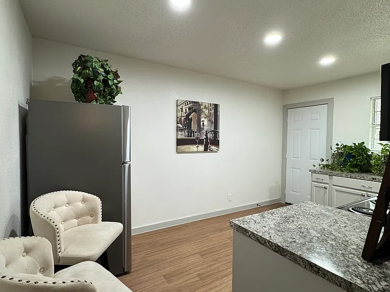 2109 W Avenue B #B — Photo 4