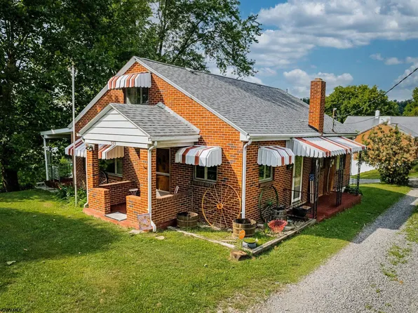 580 New Jersey Ave, Westover, WV 26501