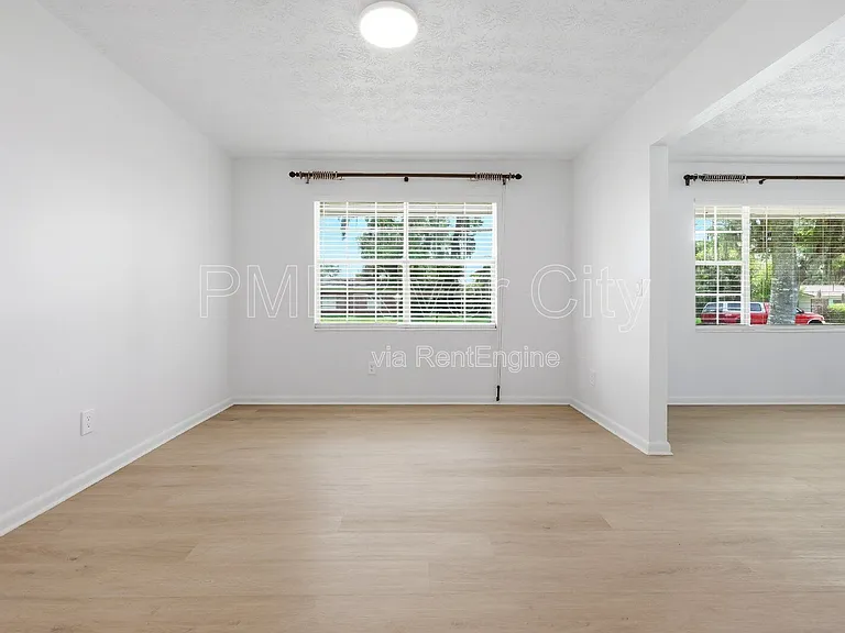 2860 Cedarcrest Dr — Photo 32