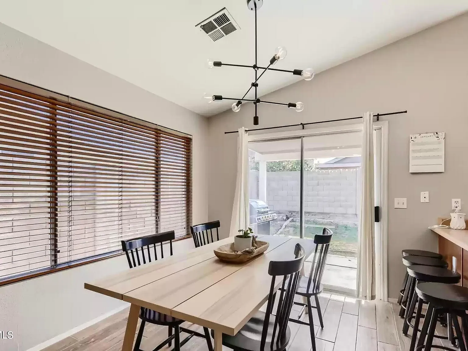 3 bed, 1350 sqft, $2,400 — Photo 3