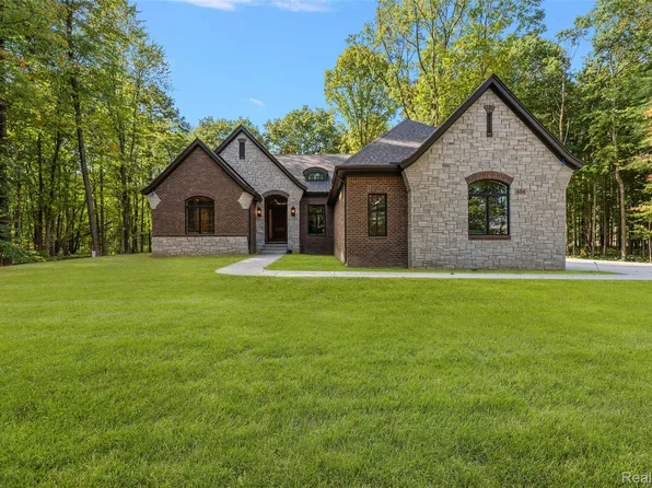 4647 Applewood Ct, Oakland Township, MI 48306