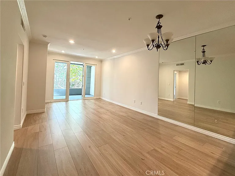 2243 Martin #110 — Photo 7