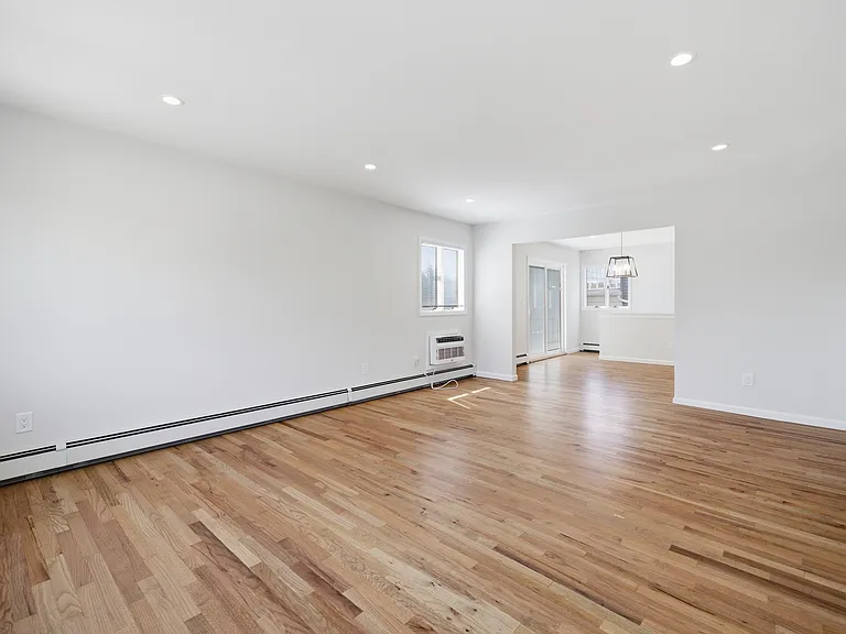 580 E Pine St — Photo 8