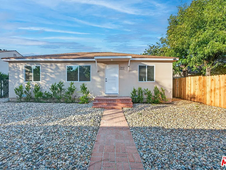 17623 Burbank Blvd — Photo 2