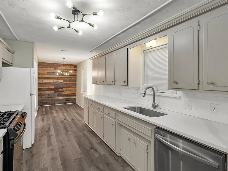 406 N Bonham Dr — Photo 19