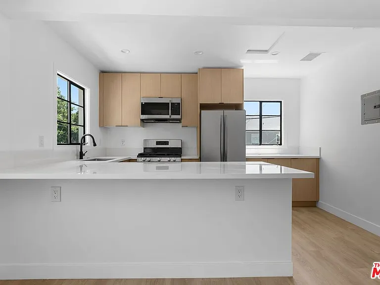 8730 Holloway Dr — Photo 9