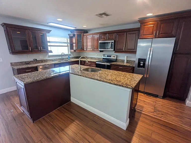 1628 Strathmore Cir — Photo 15